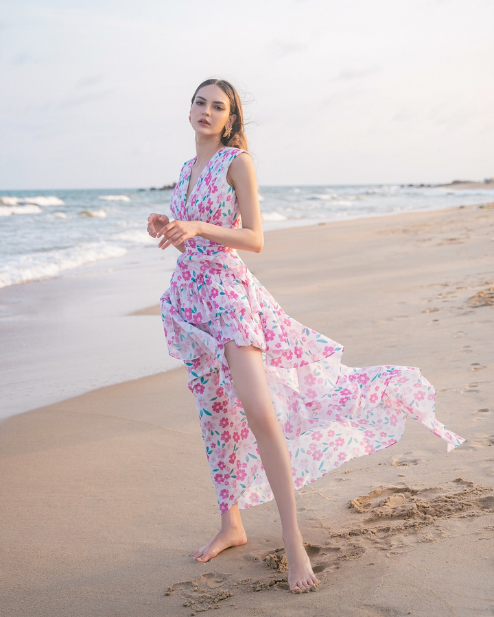 DARLING DIVA Đầm hoa cổ V khoét ngực xếp tầng Larissa Dress