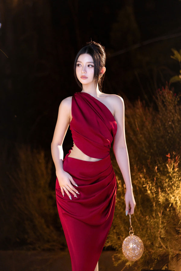 FANNY DRESS - Khám Phá Sự Quyến Rũ Đầy Ấn Tượng Với Váy Đỏ Hở Lưng Xẻ Tà