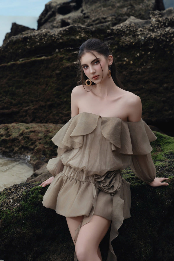 LIORA DRESS – ĐẦM TRỄ VAI DÁNG NGẮN, TAY PHỒNG ĐÍNH HOA EO TINH TẾ